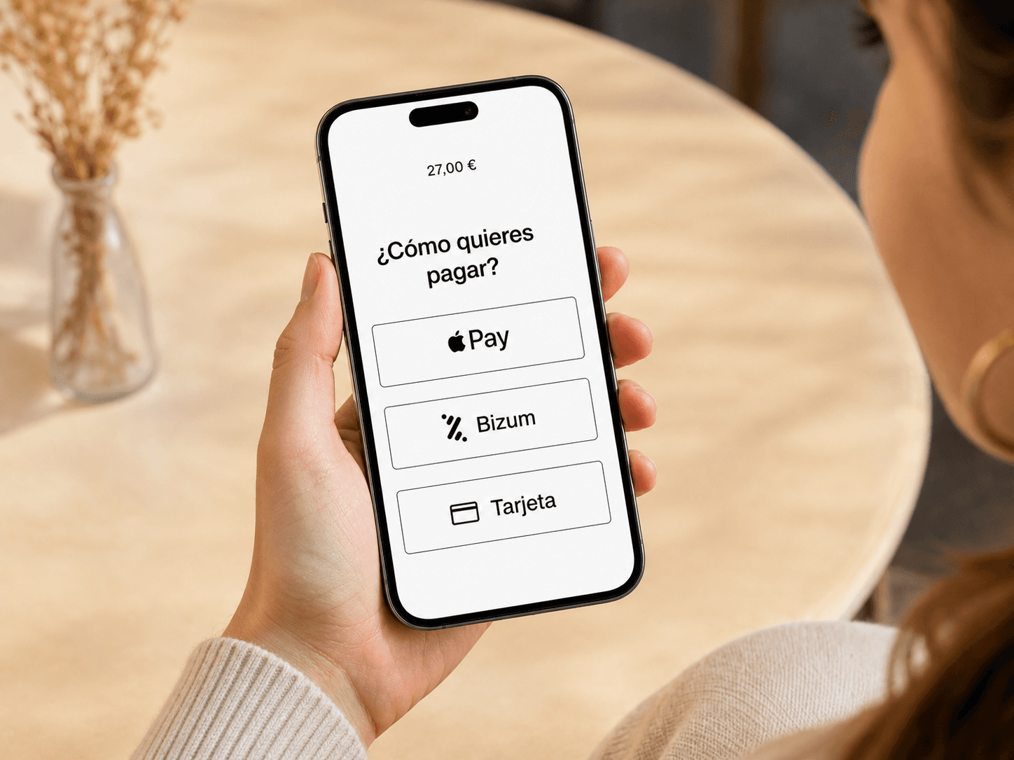 Un iPhone muestra las opciones Apple Pay, Bizum y tarjeta para pagar el pedido.