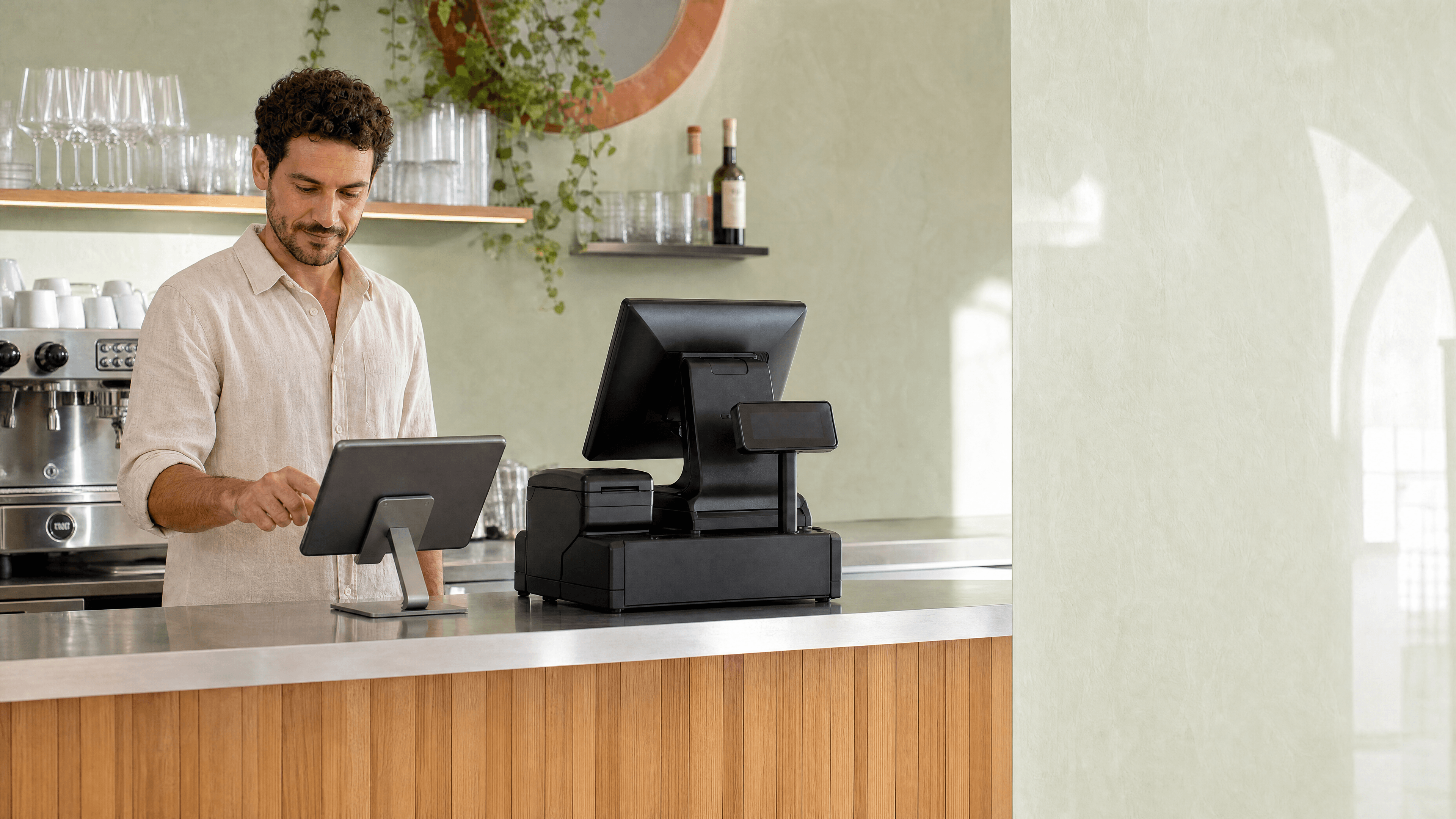 El equipo del restaurante trabaja con su TPV habitual.